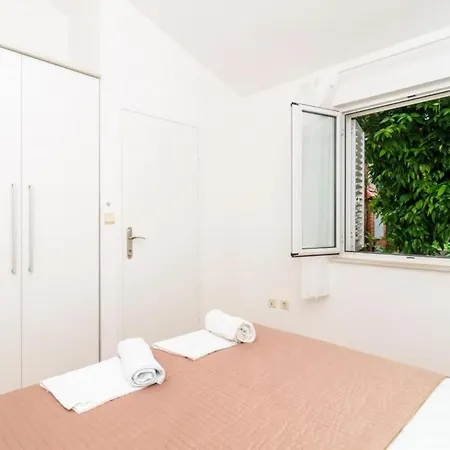 Vulicevic - One-bedroom - Vatroslava Lisinskog Street A2 *